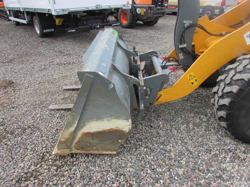 Liebherr L 506 Compact Radlader L506 40.000 EUR - Gumikerekes homlokrakodó: 3 kép. Liebherr L 506 Compact Radlader L506 40.000 EUR - Gumikerekes homlokrakodó: 3 kép.