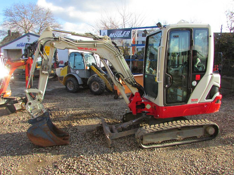 Takeuchi TB 225 V3 Minibagger 30.500 EUR - Minikotró: 1 kép. Takeuchi TB 225 V3 Minibagger 30.500 EUR - Minikotró: 1 kép.