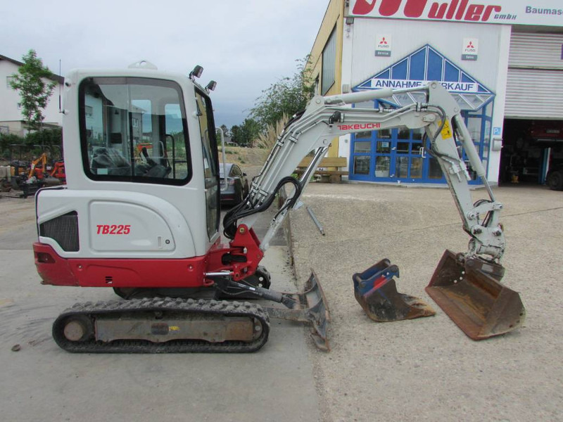 Takeuchi TB225 V3 Minibagger 32.000 EUR net - Minikotró: 1 kép. Takeuchi TB225 V3 Minibagger 32.000 EUR net - Minikotró: 1 kép.