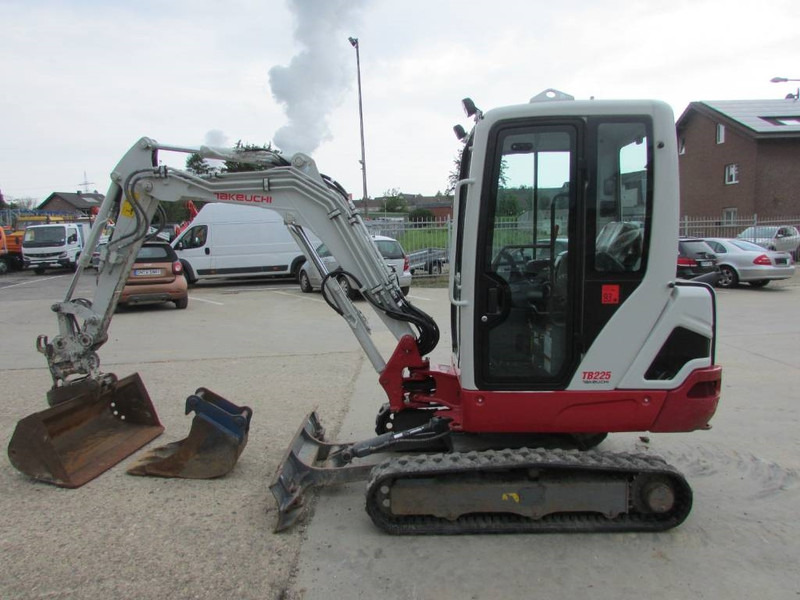 Takeuchi TB225 V3 Minibagger 32.000 EUR net - Minikotró: 4 kép. Takeuchi TB225 V3 Minibagger 32.000 EUR net - Minikotró: 4 kép.