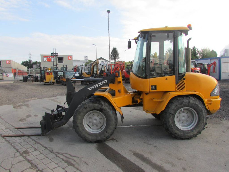 Volvo L 35 B-Z Radlader 18.000 EUR - Gumikerekes homlokrakodó: 1 kép. Volvo L 35 B-Z Radlader 18.000 EUR - Gumikerekes homlokrakodó: 1 kép.