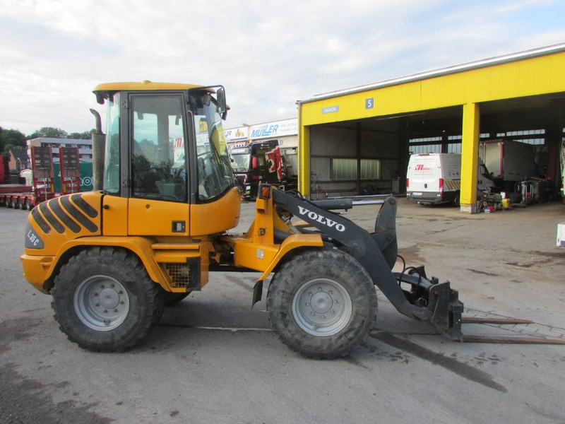 Volvo L 35 B-Z Radlader 18.000 EUR - Gumikerekes homlokrakodó: 4 kép. Volvo L 35 B-Z Radlader 18.000 EUR - Gumikerekes homlokrakodó: 4 kép.