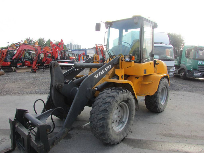Volvo L 35 B-Z Radlader 18.000 EUR - Gumikerekes homlokrakodó: 2 kép. Volvo L 35 B-Z Radlader 18.000 EUR - Gumikerekes homlokrakodó: 2 kép.