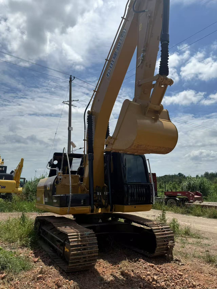CAT 320D2 - Lánctalpas kotró: 3 kép. CAT 320D2 - Lánctalpas kotró: 3 kép.