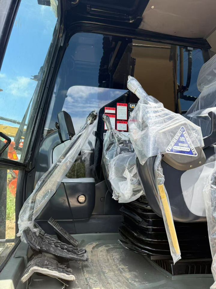 CAT 320D2 - Lánctalpas kotró: 4 kép. CAT 320D2 - Lánctalpas kotró: 4 kép.