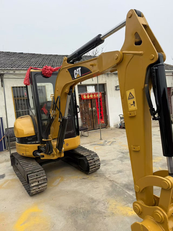 CATERPILLAR 303CR - Minikotró: 2 kép. CATERPILLAR 303CR - Minikotró: 2 kép.