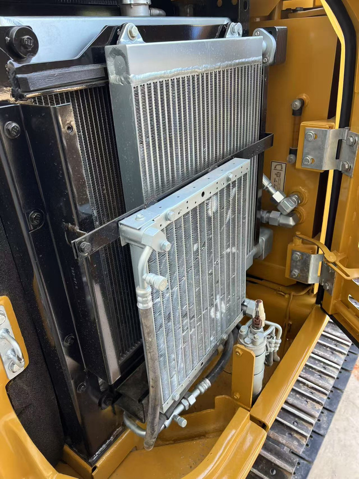 CATERPILLAR 305.5E2 - Minikotró: 4 kép. CATERPILLAR 305.5E2 - Minikotró: 4 kép.