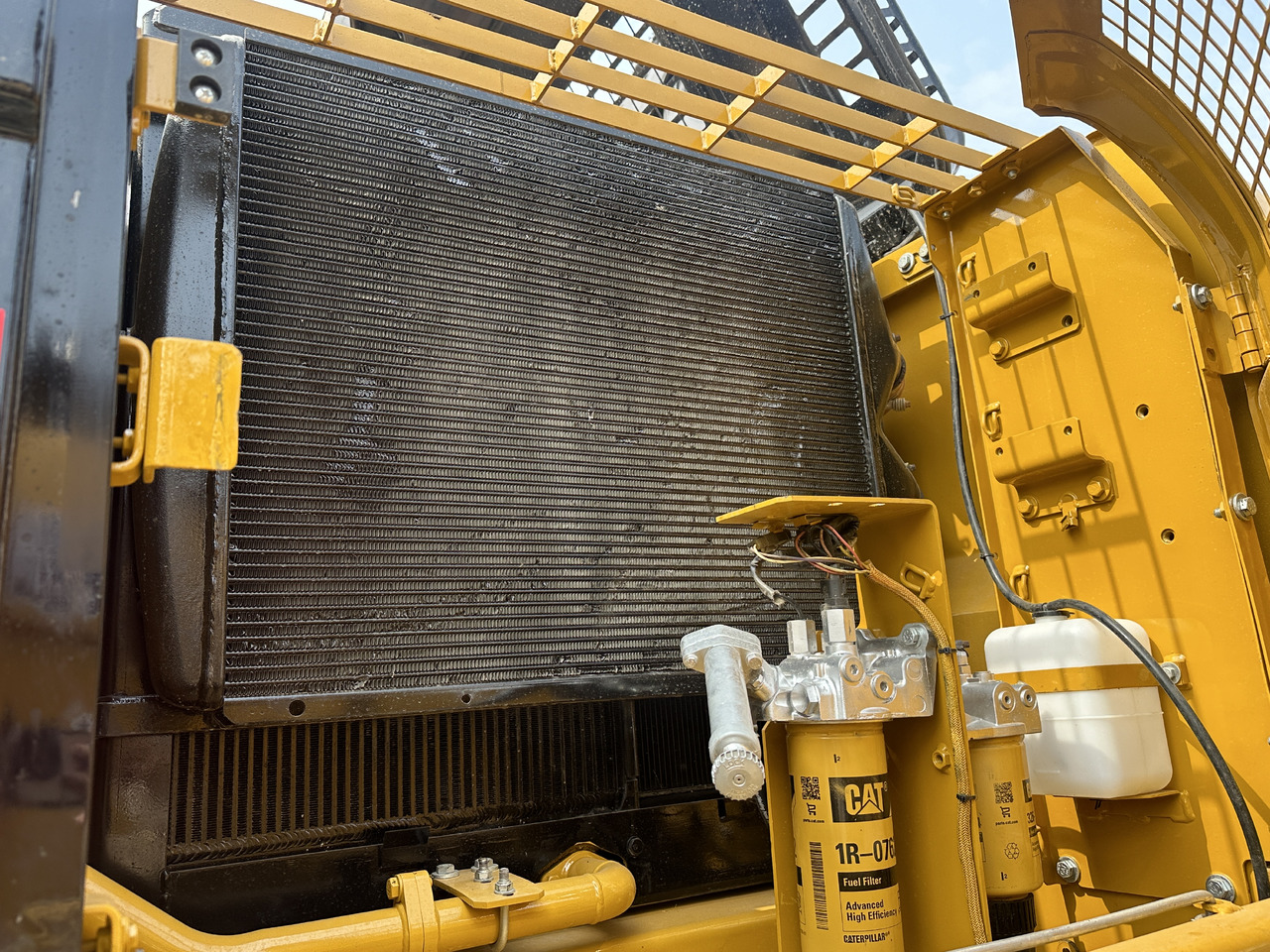 CATERPILLAR 329D2L - Lánctalpas kotró: 2 kép. CATERPILLAR 329D2L - Lánctalpas kotró: 2 kép.