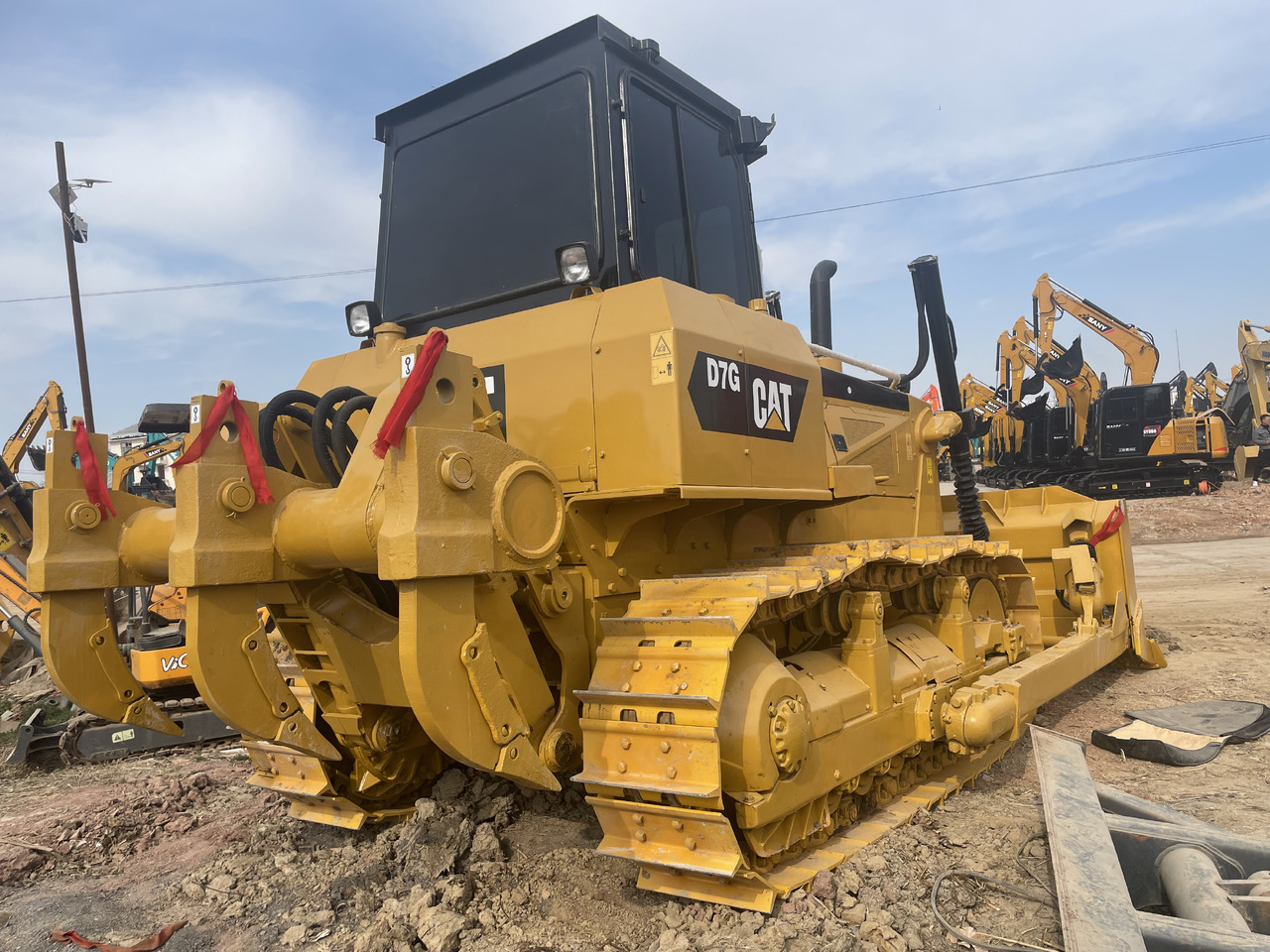CATERPILLAR D7G - Buldózer: 3 kép. CATERPILLAR D7G - Buldózer: 3 kép.