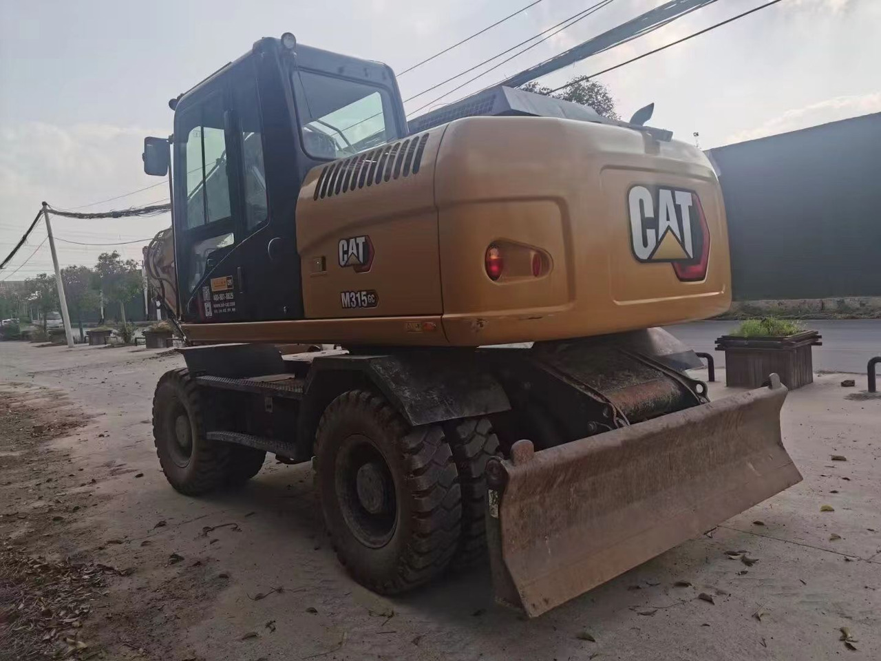 CATERPILLAR M315GC - Gumikerekes kotró: 5 kép. CATERPILLAR M315GC - Gumikerekes kotró: 5 kép.