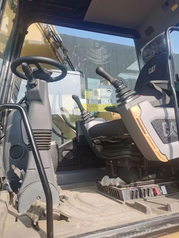 CATERPILLAR M315GC - Gumikerekes kotró: 4 kép. CATERPILLAR M315GC - Gumikerekes kotró: 4 kép.