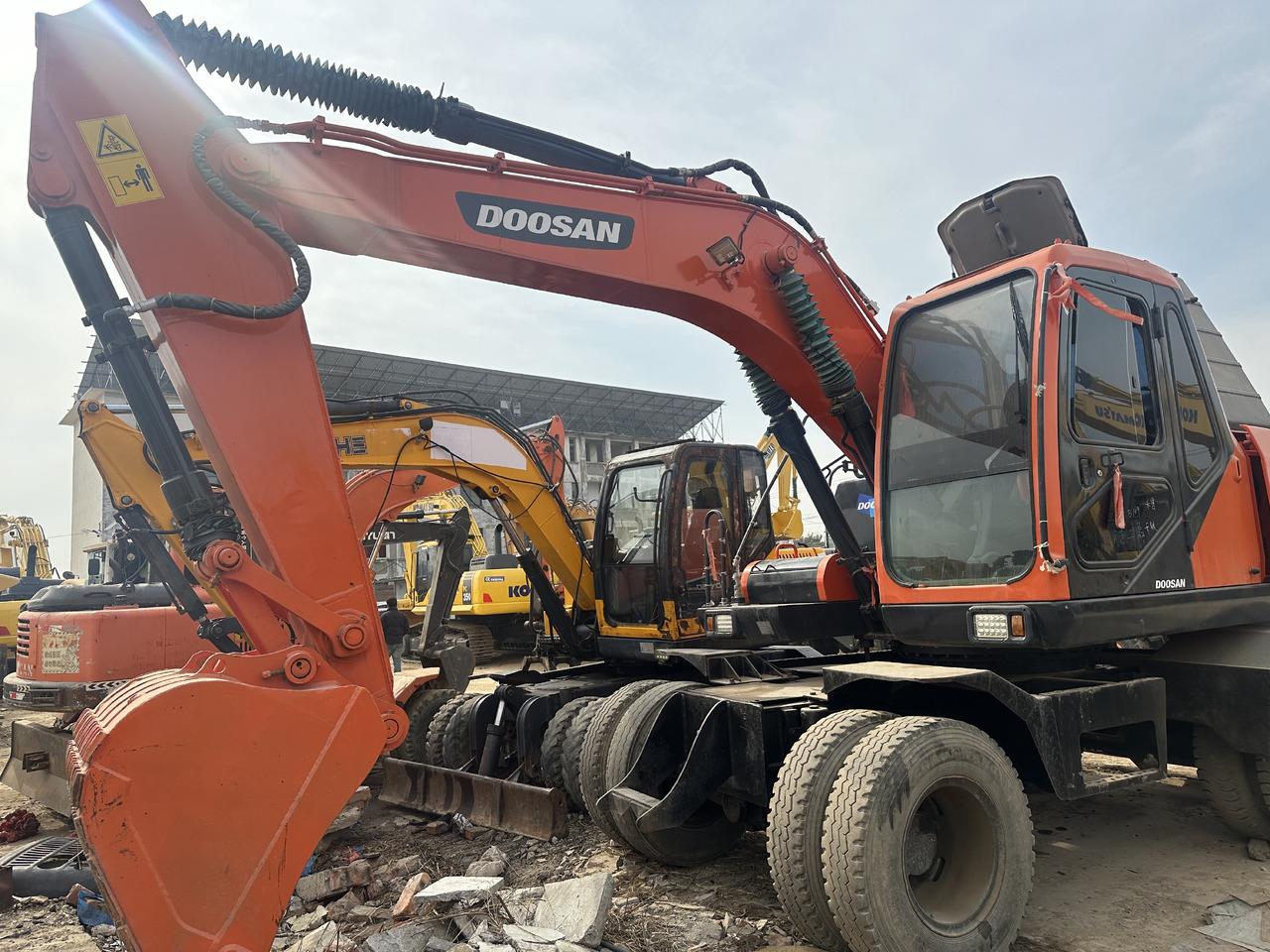 DOOSAN 150W - Gumikerekes kotró: 2 kép. DOOSAN 150W - Gumikerekes kotró: 2 kép.