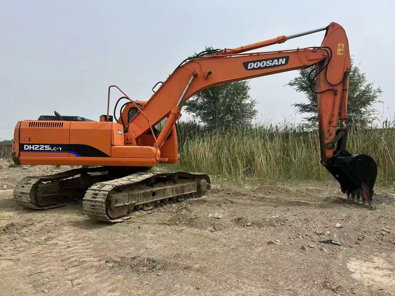 DOOSAN DH225LC-7 - Lánctalpas kotró: 1 kép. DOOSAN DH225LC-7 - Lánctalpas kotró: 1 kép.