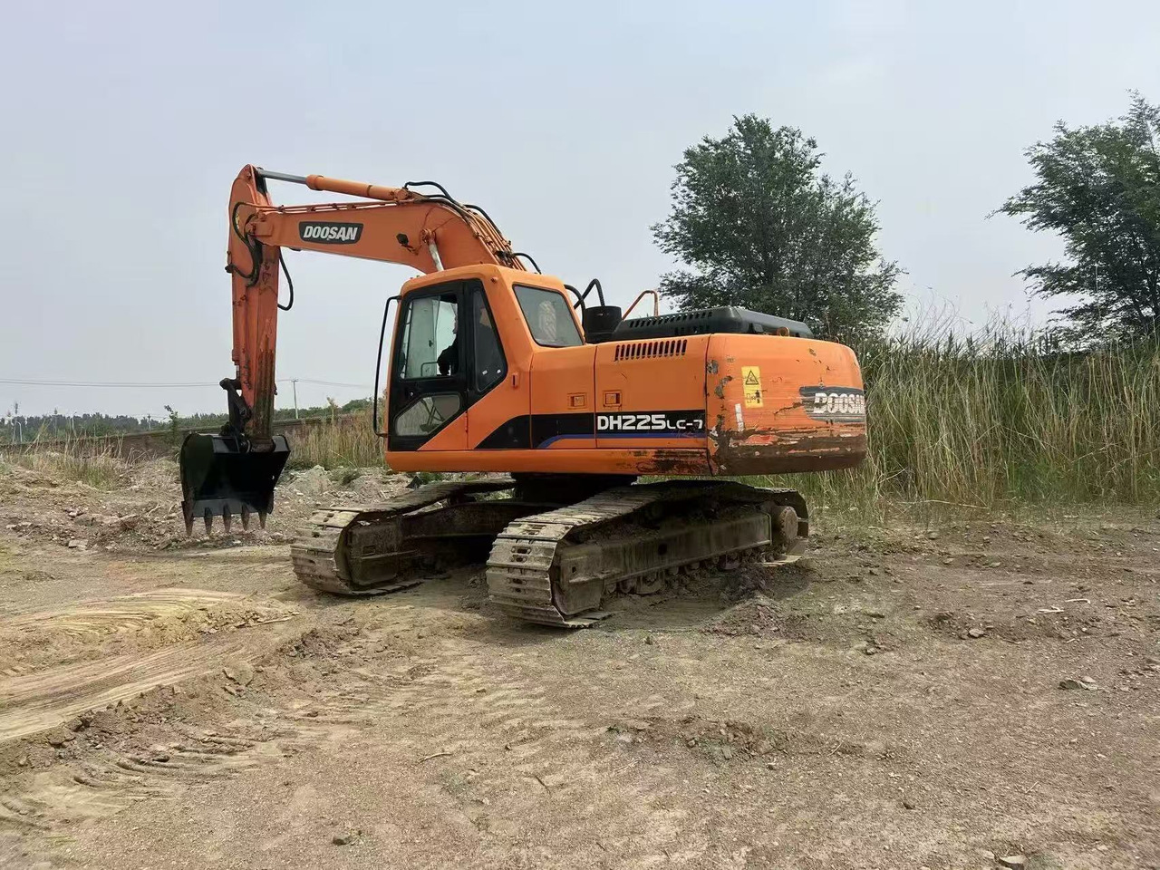 DOOSAN DH225LC-7 - Lánctalpas kotró: 2 kép. DOOSAN DH225LC-7 - Lánctalpas kotró: 2 kép.
