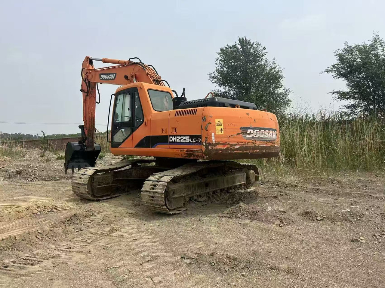 DOOSAN DH225LC-7 - Lánctalpas kotró: 3 kép. DOOSAN DH225LC-7 - Lánctalpas kotró: 3 kép.