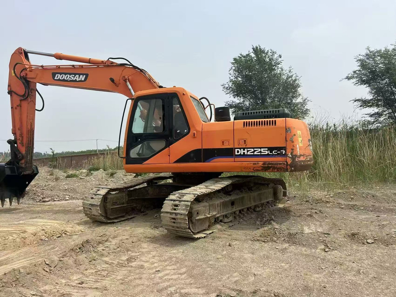 DOOSAN DH225LC-7 - Lánctalpas kotró: 4 kép. DOOSAN DH225LC-7 - Lánctalpas kotró: 4 kép.