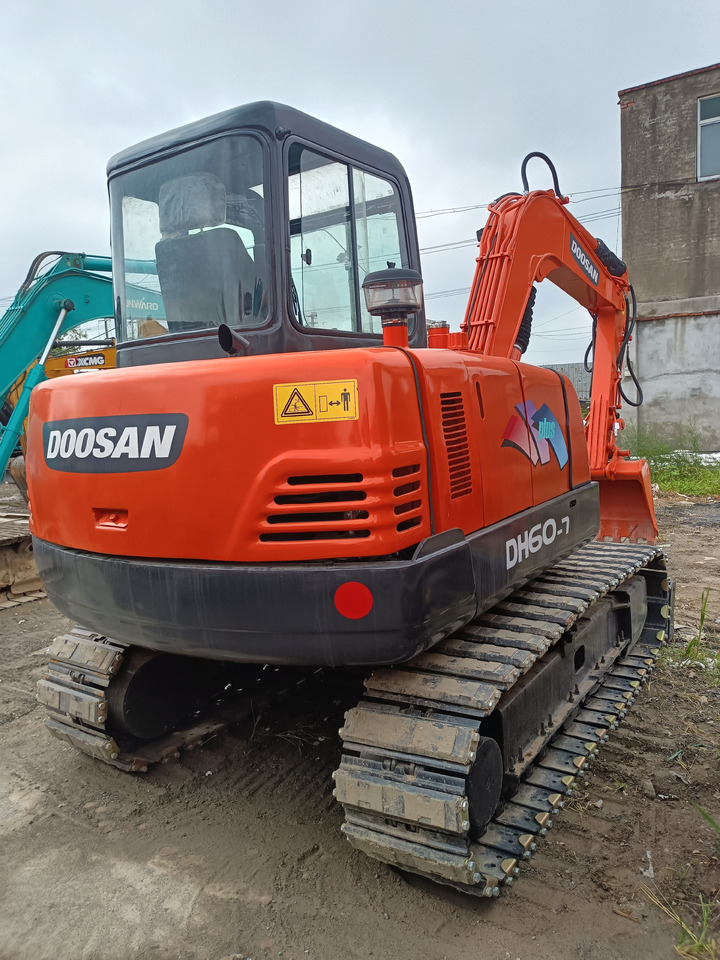 DOOSAN DH60-7 - Minikotró: 3 kép. DOOSAN DH60-7 - Minikotró: 3 kép.