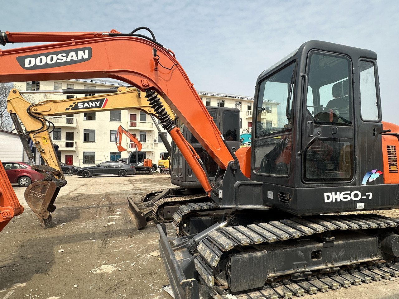 DOOSAN DH60-7 - Lánctalpas kotró: 2 kép. DOOSAN DH60-7 - Lánctalpas kotró: 2 kép.