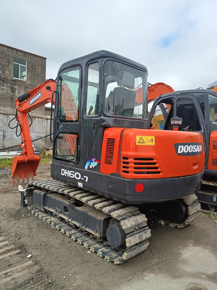 DOOSAN DH60-7 - Minikotró: 4 kép. DOOSAN DH60-7 - Minikotró: 4 kép.