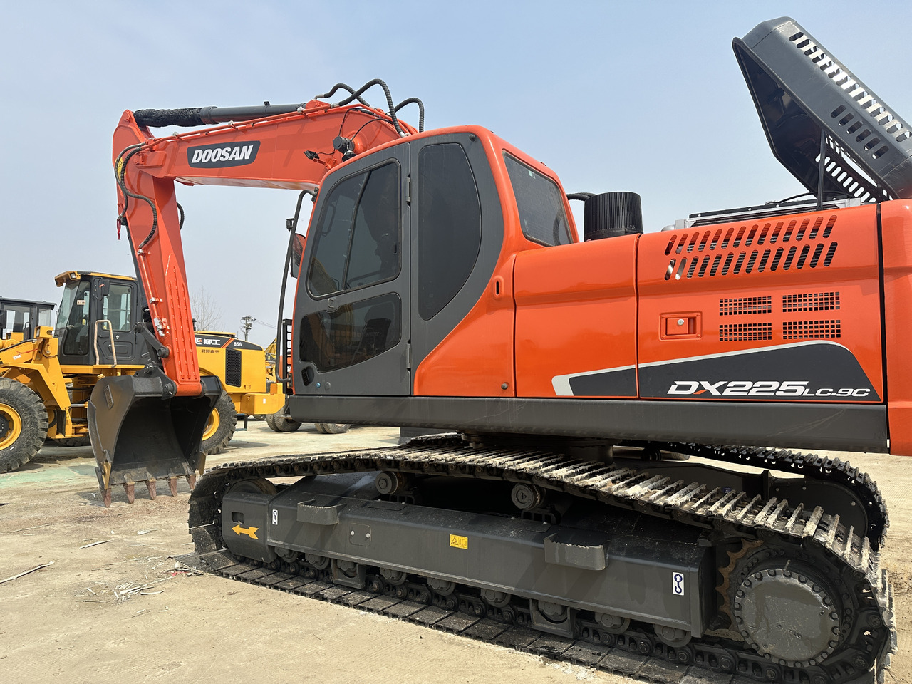 DOOSAN DX225LC-9C - Lánctalpas kotró: 2 kép. DOOSAN DX225LC-9C - Lánctalpas kotró: 2 kép.
