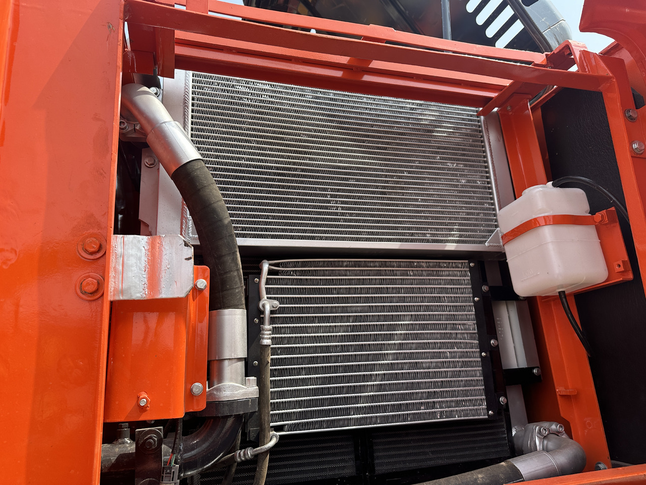 DOOSAN DX225LC-9C - Lánctalpas kotró: 3 kép. DOOSAN DX225LC-9C - Lánctalpas kotró: 3 kép.