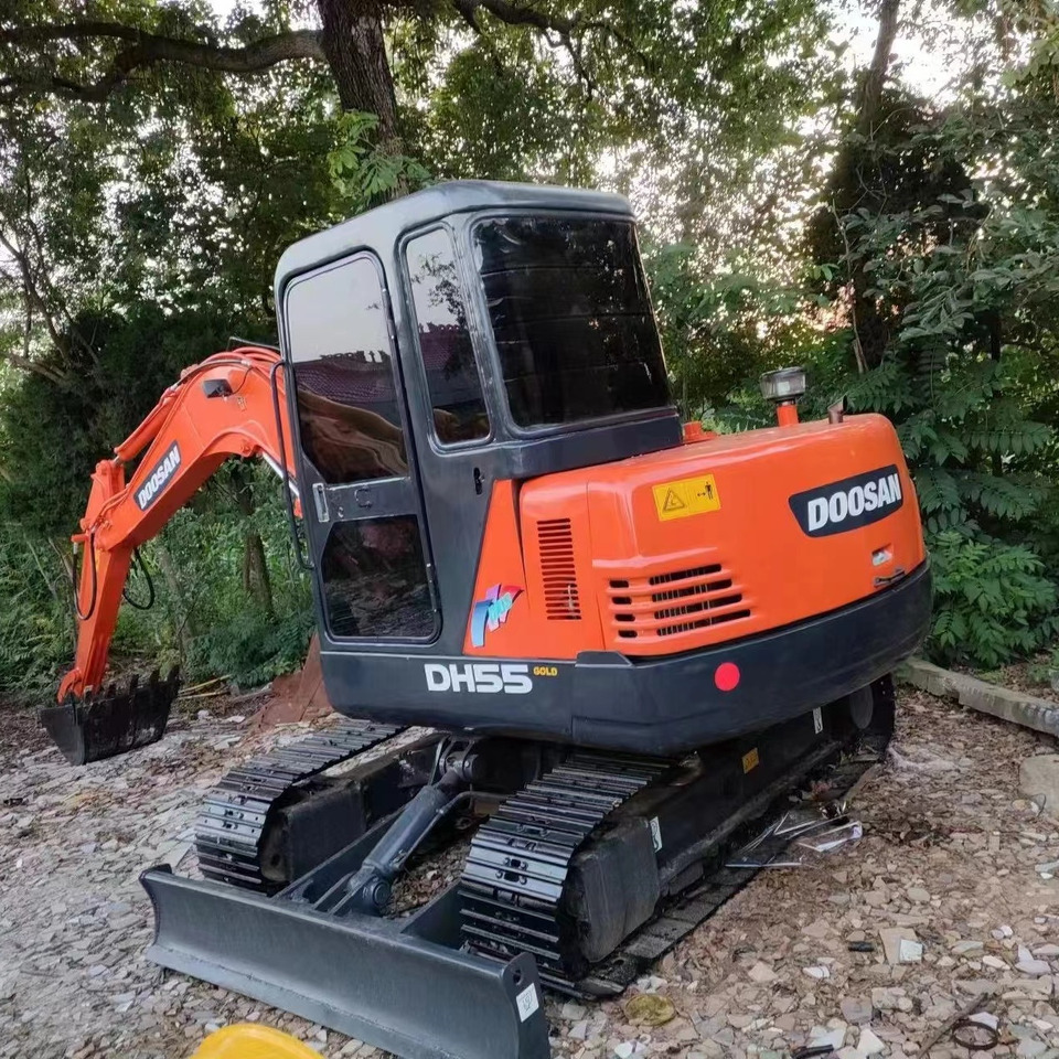 Doosan DH 55 - Minikotró: 2 kép. Doosan DH 55 - Minikotró: 2 kép.