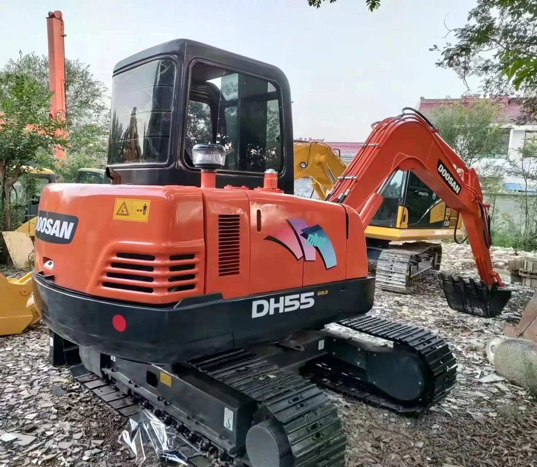 Doosan DH 55 - Minikotró: 1 kép. Doosan DH 55 - Minikotró: 1 kép.