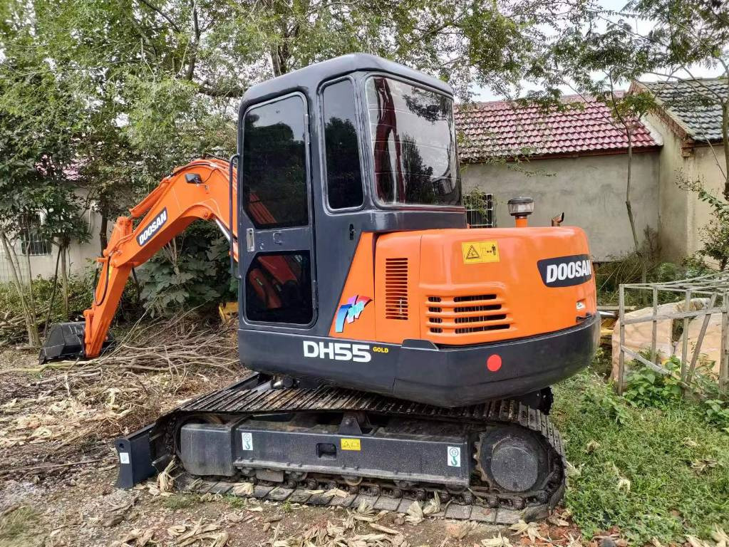 Doosan DH 55 - Minikotró: 4 kép. Doosan DH 55 - Minikotró: 4 kép.