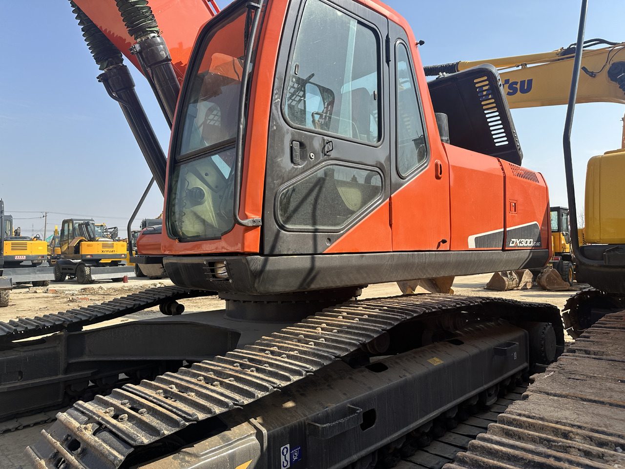 Doosan DX300-9C - Lánctalpas kotró: 3 kép. Doosan DX300-9C - Lánctalpas kotró: 3 kép.