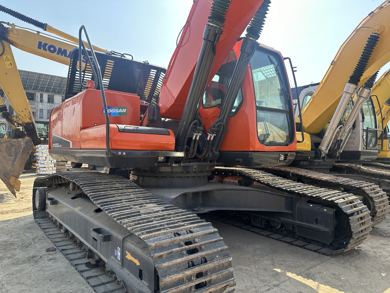 Doosan DX300-9C - Lánctalpas kotró: 2 kép. Doosan DX300-9C - Lánctalpas kotró: 2 kép.