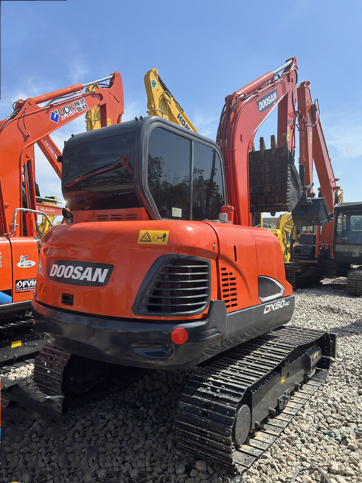 Doosan DX60 - Lánctalpas kotró: 5 kép. Doosan DX60 - Lánctalpas kotró: 5 kép.
