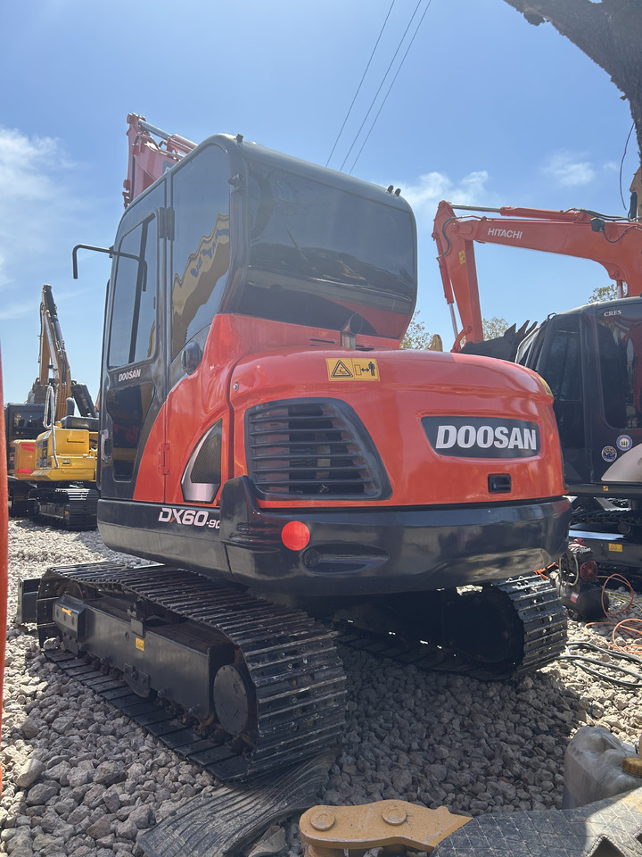 Doosan DX60 - Minikotró: 4 kép. Doosan DX60 - Minikotró: 4 kép.