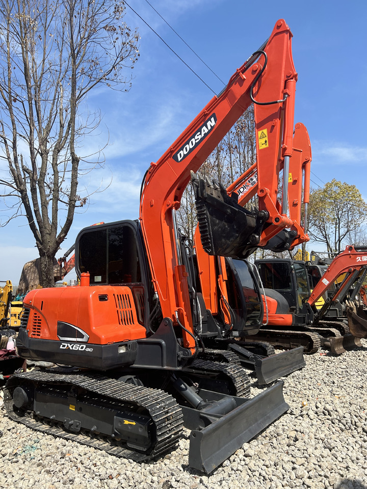 Doosan DX60 - Minikotró: 1 kép. Doosan DX60 - Minikotró: 1 kép.