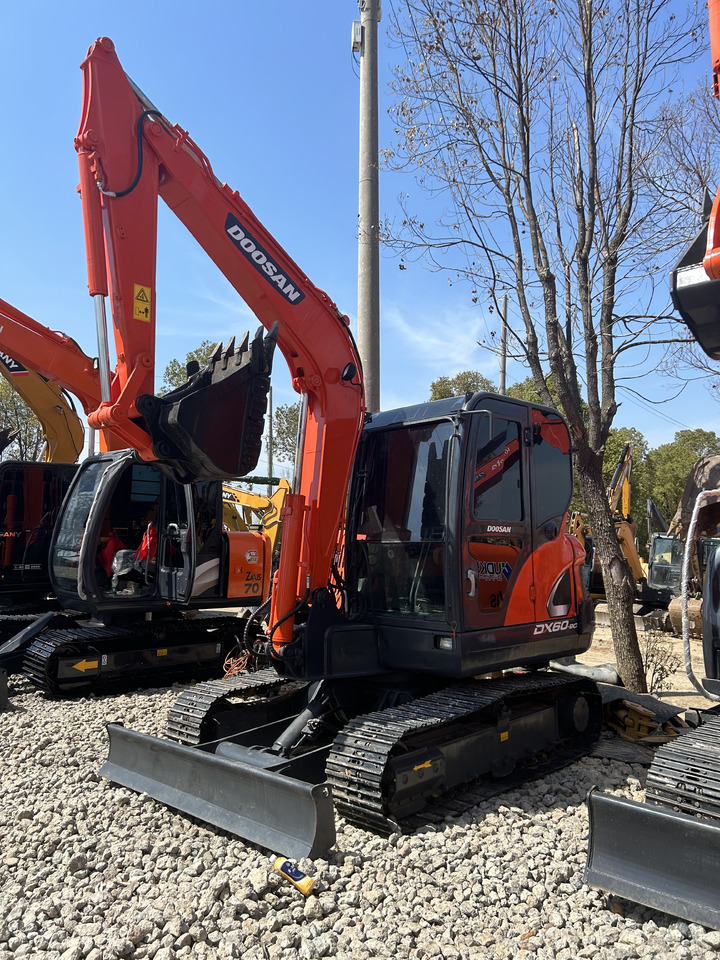 Doosan DX60 - Lánctalpas kotró: 3 kép. Doosan DX60 - Lánctalpas kotró: 3 kép.