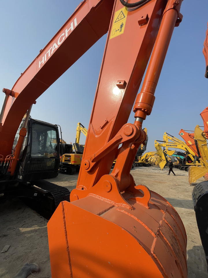 HITACHI ZX130 - Lánctalpas kotró: 5 kép. HITACHI ZX130 - Lánctalpas kotró: 5 kép.