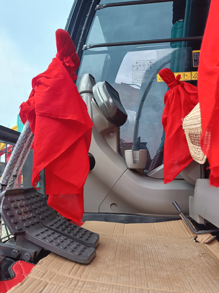 HITACHI ZX200-3 - Lánctalpas kotró: 5 kép. HITACHI ZX200-3 - Lánctalpas kotró: 5 kép.