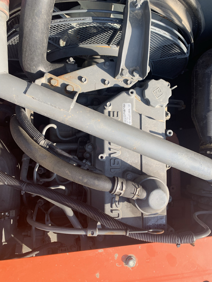 HITACHI ZX200-3 - Lánctalpas kotró: 4 kép. HITACHI ZX200-3 - Lánctalpas kotró: 4 kép.