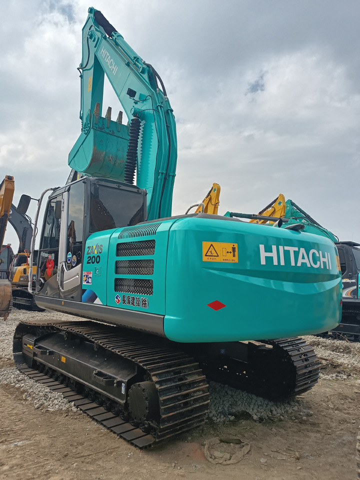 HITACHI ZX200-3 - Lánctalpas kotró: 3 kép. HITACHI ZX200-3 - Lánctalpas kotró: 3 kép.