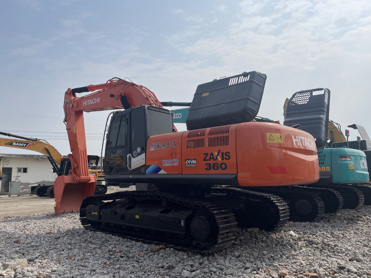 HITACHI ZX360 - Lánctalpas kotró: 2 kép. HITACHI ZX360 - Lánctalpas kotró: 2 kép.
