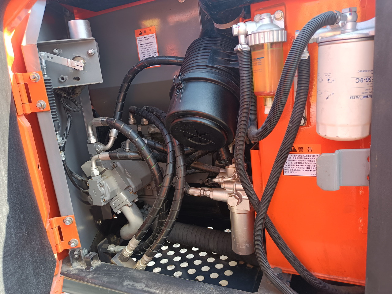 HITACHI ZX75 - Lánctalpas kotró: 3 kép. HITACHI ZX75 - Lánctalpas kotró: 3 kép.