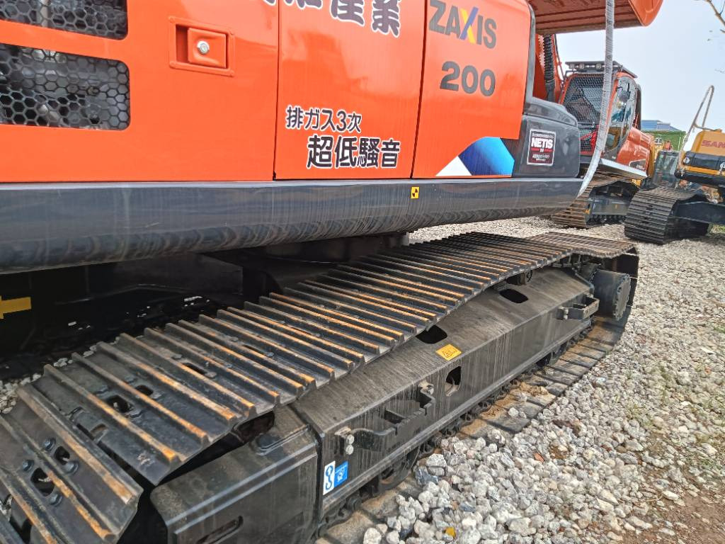 Hitachi ZX 200 - Lánctalpas kotró: 2 kép. Hitachi ZX 200 - Lánctalpas kotró: 2 kép.