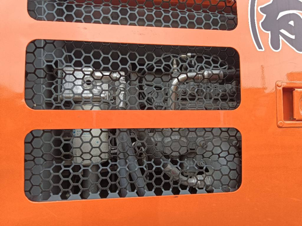 Hitachi ZX 200 - Lánctalpas kotró: 4 kép. Hitachi ZX 200 - Lánctalpas kotró: 4 kép.