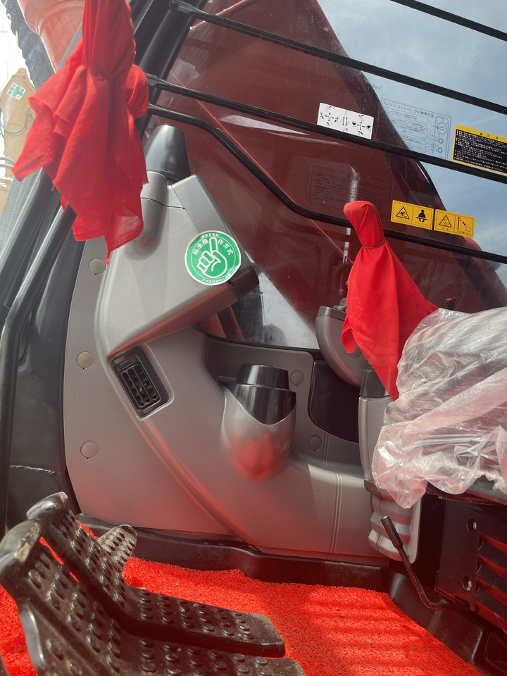 Hitachi ZX200 - Lánctalpas kotró: 3 kép. Hitachi ZX200 - Lánctalpas kotró: 3 kép.