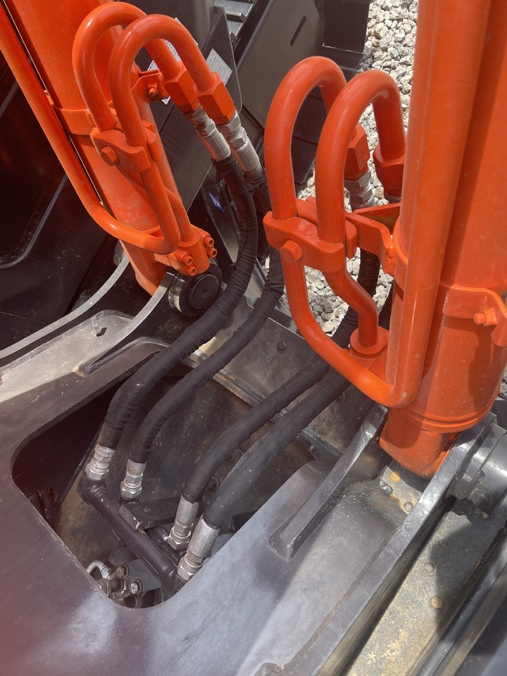 Hitachi ZX200 - Lánctalpas kotró: 5 kép. Hitachi ZX200 - Lánctalpas kotró: 5 kép.