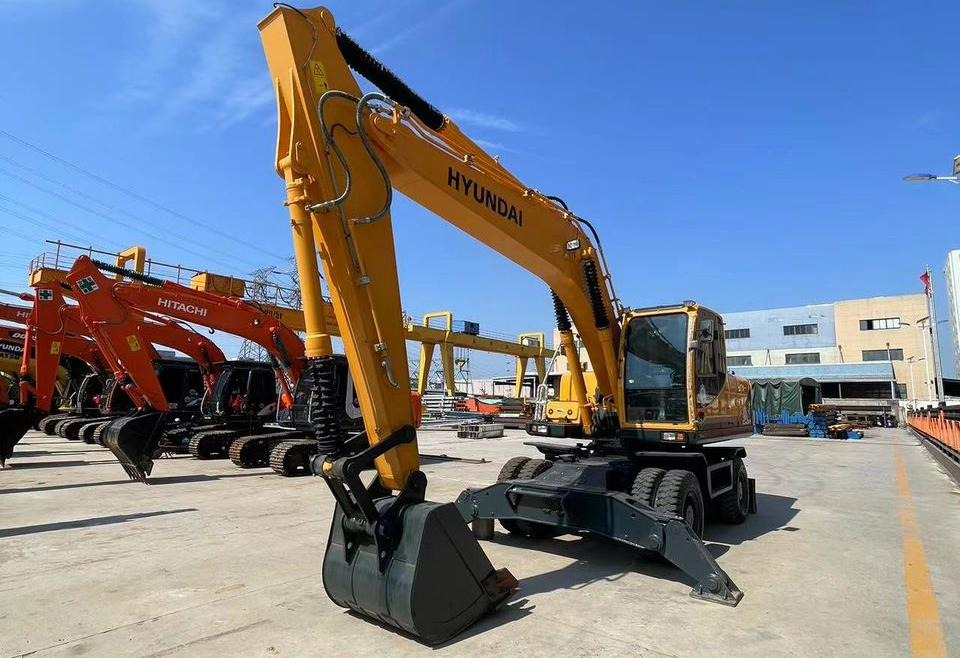 Hyundai 210W-9 - Gumikerekes kotró: 1 kép. Hyundai 210W-9 - Gumikerekes kotró: 1 kép.