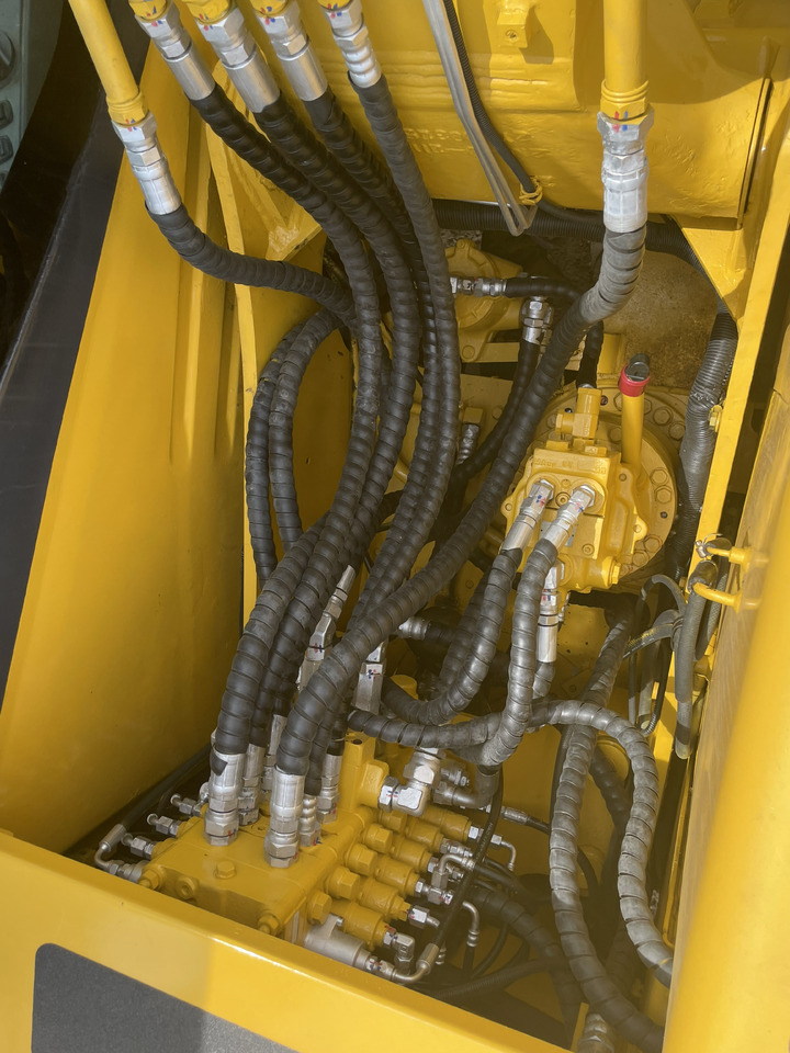 KOMATSU PC 130-7 - Minikotró: 4 kép. KOMATSU PC 130-7 - Minikotró: 4 kép.