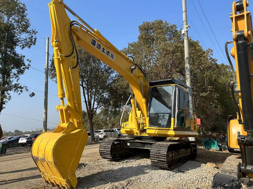 KOMATSU PC 130-8 - Lánctalpas kotró: 3 kép. KOMATSU PC 130-8 - Lánctalpas kotró: 3 kép.