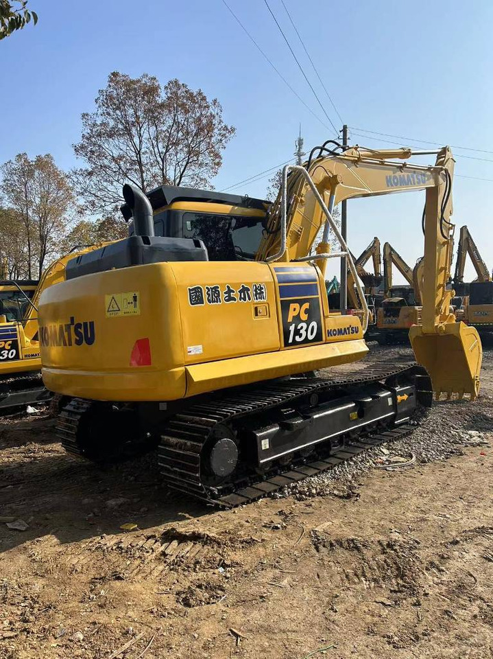 KOMATSU PC 130-8 - Lánctalpas kotró: 2 kép. KOMATSU PC 130-8 - Lánctalpas kotró: 2 kép.