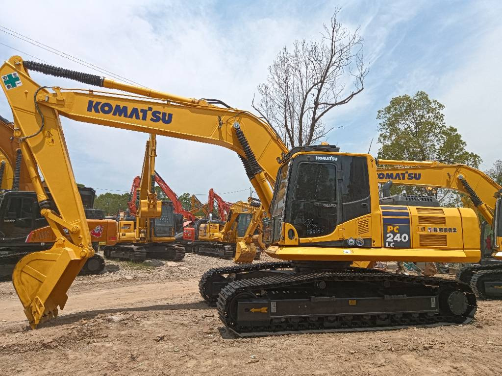KOMATSU PC 240 - Lánctalpas kotró: 2 kép. KOMATSU PC 240 - Lánctalpas kotró: 2 kép.