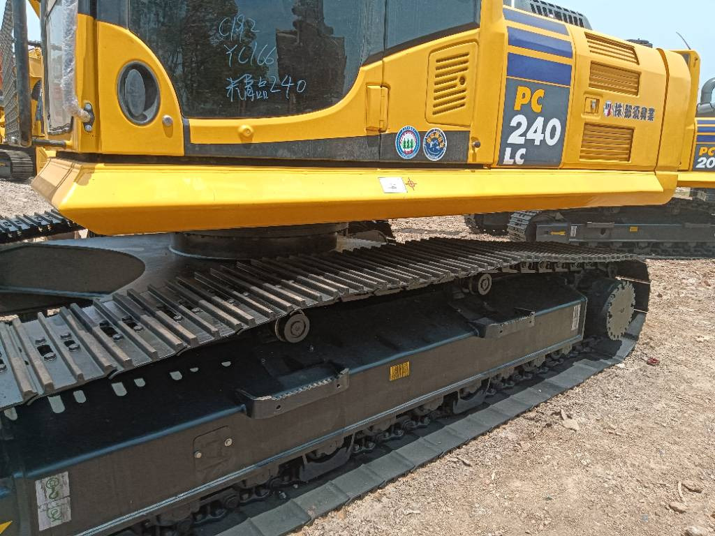 KOMATSU PC 240 - Lánctalpas kotró: 3 kép. KOMATSU PC 240 - Lánctalpas kotró: 3 kép.